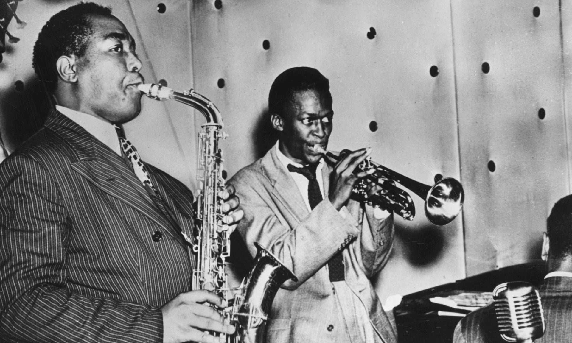 Charlie Parker ve Miles Davis "Three Deuces" adlı kulüpte sahnede. New York, in 1948. Fotoğraf: Amerikadienst Godesberg/Ullstein Bild/Getty Images.