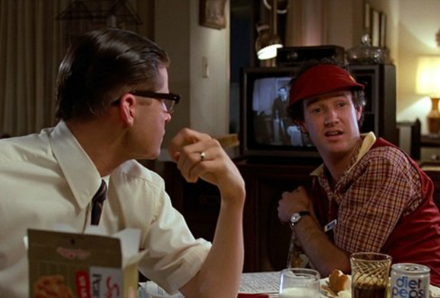 Geleceğe Dönüş: McFly ailesi The Honeymooners dizisinin tekrarını izliyor.