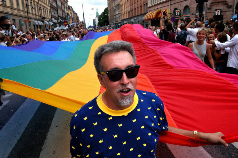 Gilbert Baker, 2003'te Stockholm'de düzenlenen Onur Yürüyüşü'nde. </br>Fotoğraf: Fredrik Persson/Agence France-Presse — Getty Images
