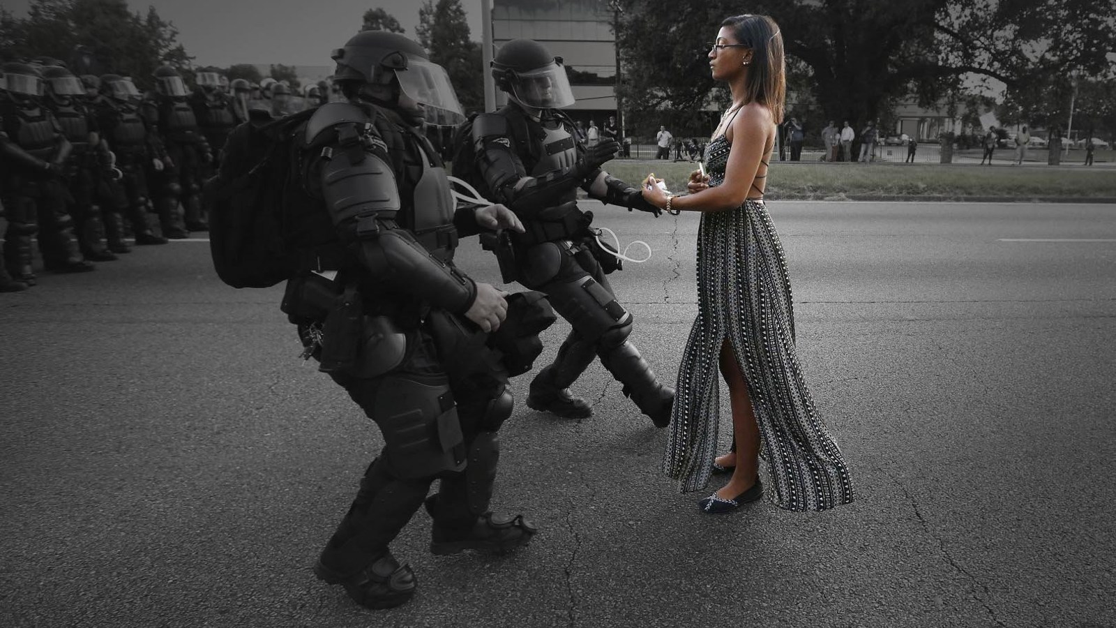 Ieshia Evans, 9 Temmuz 2016’da ABD'nin Louisiana eyaletindeki Baton Rouge Polis Departmanı yakınlarında Alton Sterling'in vurularak öldürülmesini protesto ederken kolluk kuvvetleri tarafından gözaltına alındı. İllüstrasyon: HuffPost, Fotoğraf: Reuters.