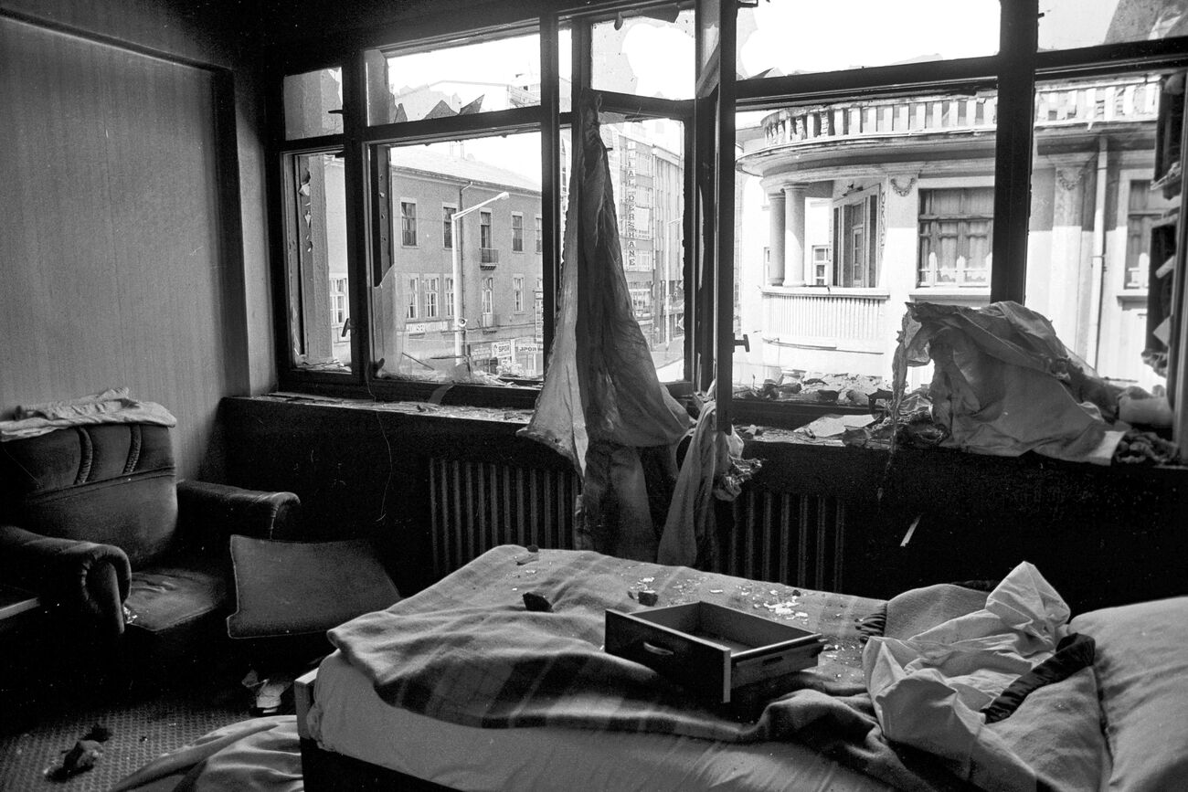 Madımak Oteli taş yağmuru altında, 2 Temmuz 1993. Fotoğraf: Madımak Katliamı Hafıza Merkezi.