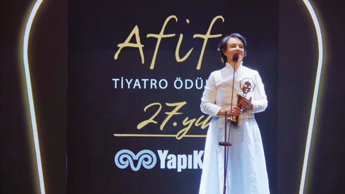 Sahneyi kim teslim aldı?