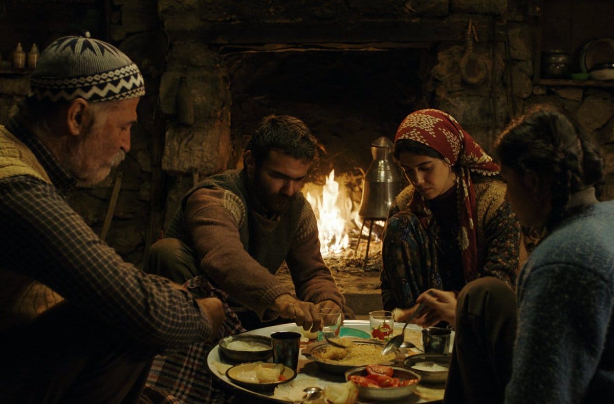 Taşranın tekrarı, kasabanın vaadi: "Kız Kardeşler"