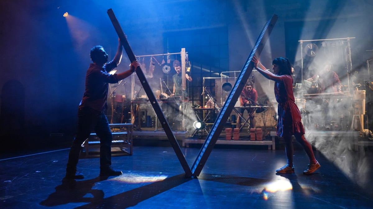 Kundura Sahne perdelerini açıyor