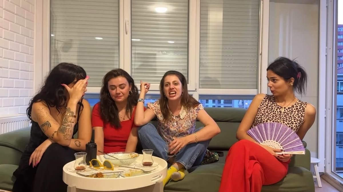 Hasçelikler, mizah ve memleket