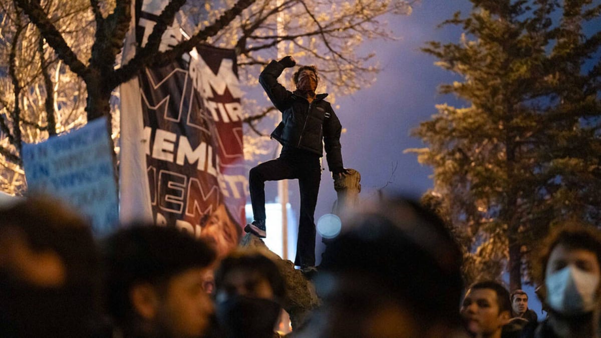 Heykele düşen yaprak