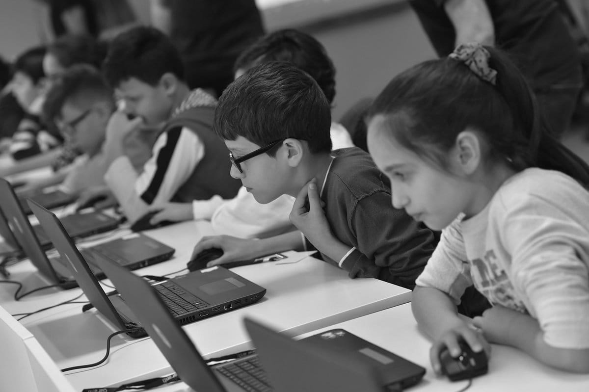 Teknoloji dünyasının kodlama eğitimi atılımının ardında maaşları azaltma derdi yatıyor