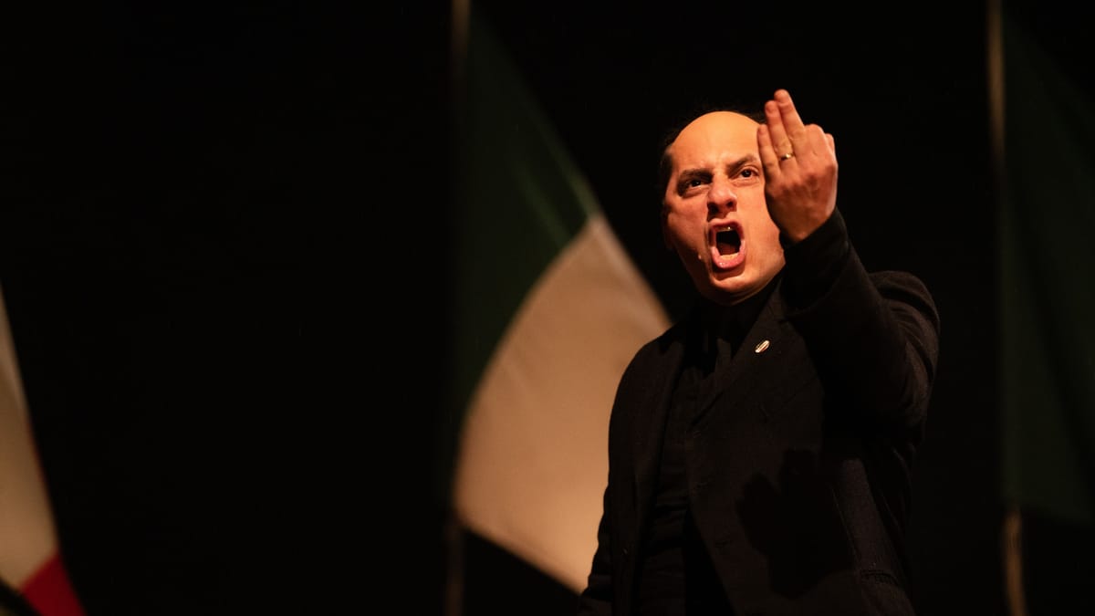 Mussolini gözlerinizin içine baktığında