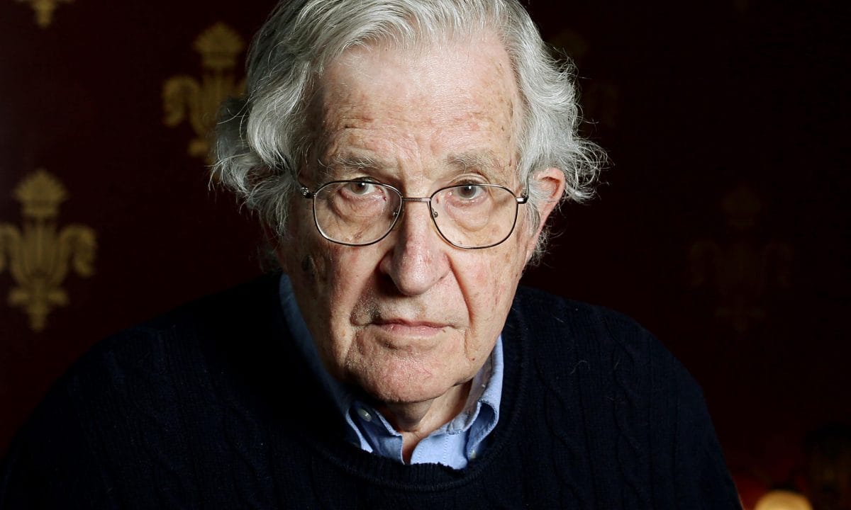 Noam Chomsky: Neoliberalizm demokrasiyi yok ediyor