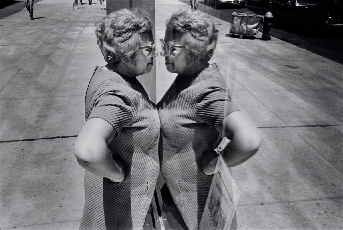 Vitrinlere bakmanın keyfi ve çelişkisi