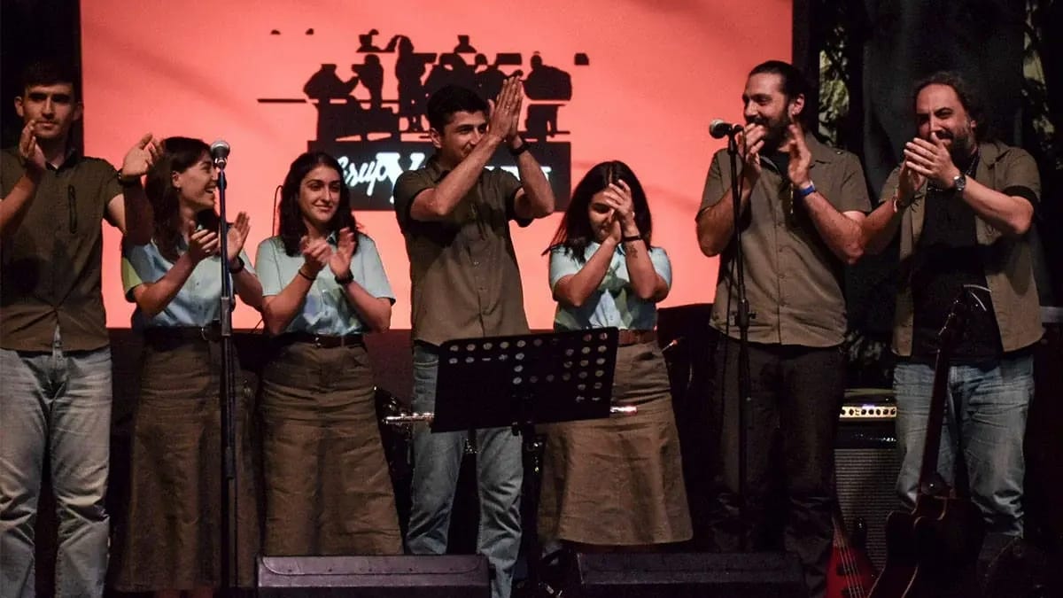 Sıyrılıp gelir bir isyan