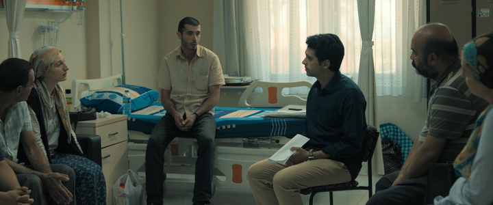 Ahlaksız bir düzende ahlakı aramak: “İki Şafak Arasında”