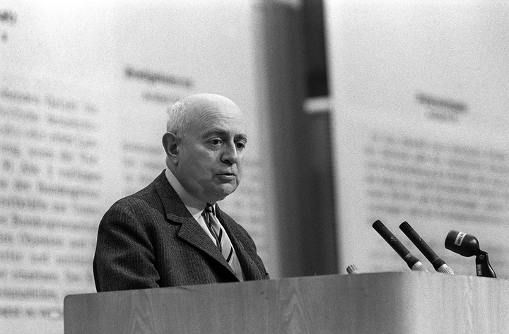 Theodor W. Adorno. Frankfurt, 1968. Fotoğraf: Manfred Rehm.