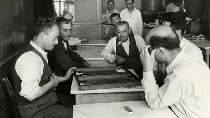 Ankara'da İtfaiye Meydanı’nda bir kahvehane (tarihi bilinmiyor). Fotoğraf: SALT Araştırma Fotoğraf Arşivi.