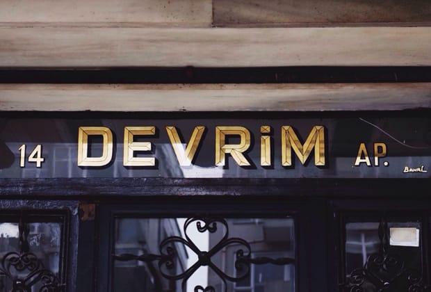 Altın harflerle İstanbul apartmanları