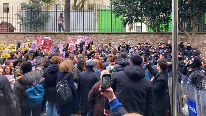 Üzerimizde ağır bir yeryüzü