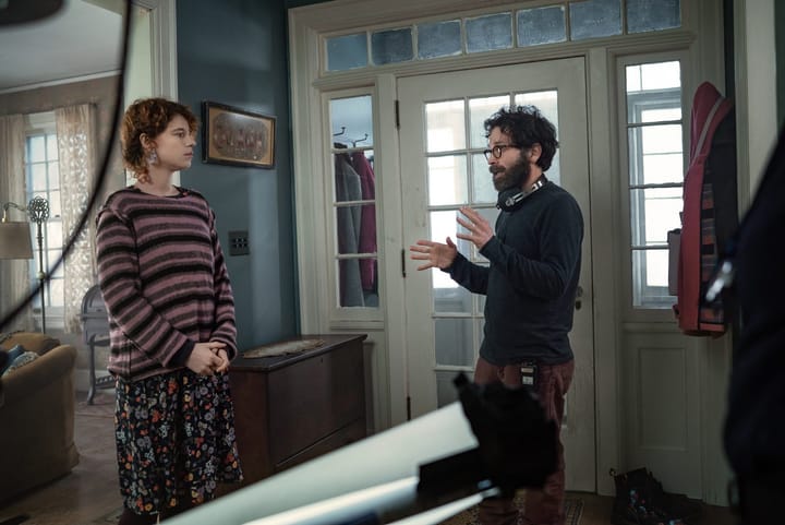 Jessie Buckley ve Charlie Kaufman I'M THINKING OF ENDING THINGS (Charlie Kaufman, 2020) setinde. Fotoğraf: Mary Cybulski, Net