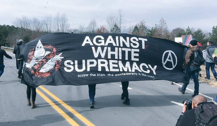 Bombalanan kiliseler, Antifa ve KKK