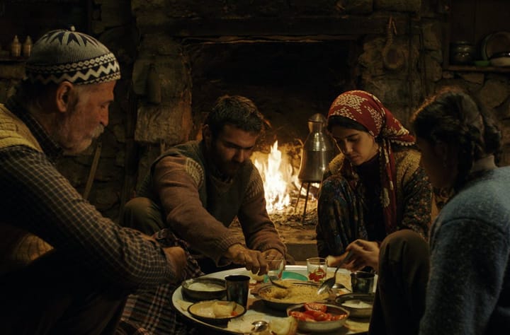 Taşranın tekrarı, kasabanın vaadi: "Kız Kardeşler"