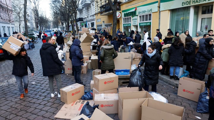 Almanya'da yaşayan Türkler Türkiye'ye göndermek üzere yardım kolileri hazırlıyor. Berlin, 7 Şubat 2023. Fotoğraf: Michele Tan