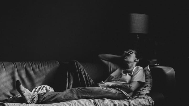 Evde, hırslı ve öfkeli