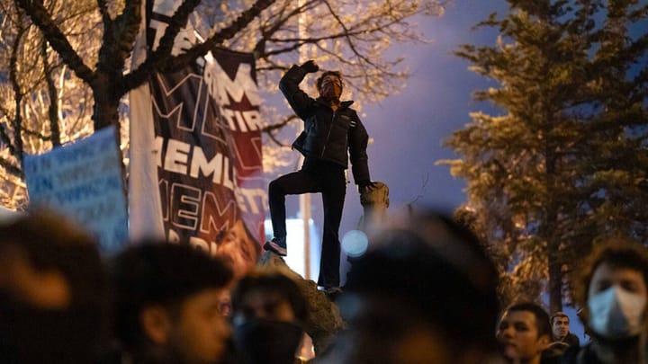 Heykele düşen yaprak