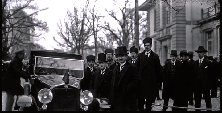Lozan görüşmelerine giden İsmet Paşa, Rıza Nur ve diğer üyeler Türk bayrağı takılı otomobilin yanında. Fotoğraf: İnönü Vakfı