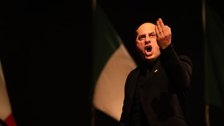 Mussolini gözlerinizin içine baktığında