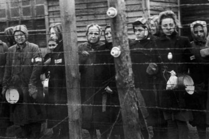 Salınmayı bekleyen Ravensbrück mahkumları. 1945. Fotoğraf: Gamma-Keystone / Getty Images