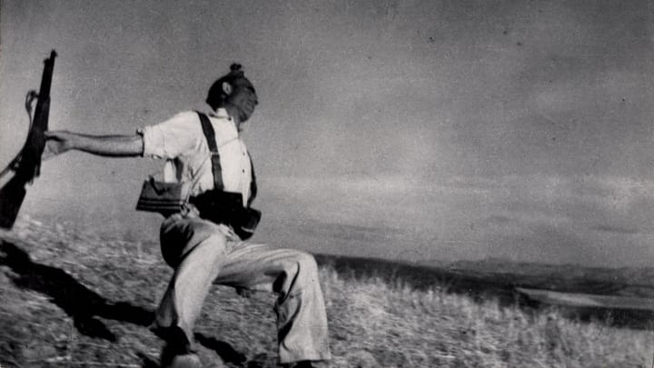 İspanya iç savaşında sadık bir milisin ölümü. Cordoba, İspanya, Eylül 1936. Fotoğraf: Robert Capa, Magnum Photos.